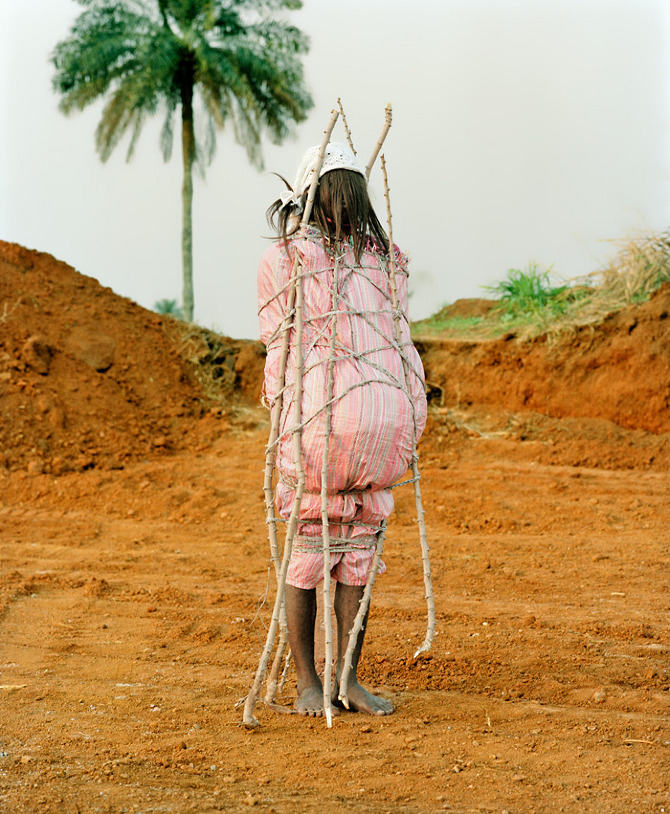 Ya Kala Ben by Namsa Leuba in THISISPAPER MAGAZINE 04 StatuetteNdoki Saleou Guinee 2011 Namsa Leuba Ya Kala Ben by Namsa Leuba in THISISPAPER MAGAZINE